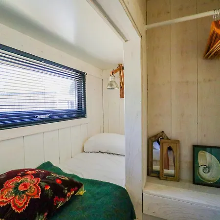בית נופש Nice Tiny House With A Pellet Stove *